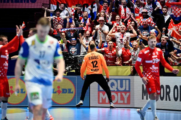 Croatia's goalkeeper #12 Matej Mandic (C) celebrates with the fans after a saveduring the men's EHF Euro 2026 main round handball match Slovenia v Croatia in Malmoe, Sweden, on January 27, 2026. (Photo by Johan Nilsson/TT/TT NEWS AGENCY/AFP)/Sweden OUT