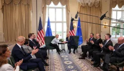 FILE PHOTO: U.S. President Donald Trump shakes hands with European Commission President Ursula von der Leyen, as U.S. Commerce Secretary Howard Lutnick, Trade Representative Jamieson Greer and White House Deputy Chief of Staff Stephen Miller clap, after an announcement of a trade deal between the U.S. and EU, in Turnberry, Scotland, Britain, July 27, 2025. REUTERS/Evelyn Hockstein/File Photo Photo: Evelyn Hockstein/REUTERS