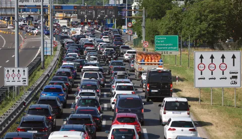 19.06.2025., Zagreb - Naplatna postaja Lucko. Pogled na naplatnu postaju Lucko s nadvoznjaka u Hrvatskom Leskovcu. Pojacan je promet na cestama u smjeru mora, moguci su zastoji i voznja u koloni, osobito na dionicama gdje su u tijeku radovi. Photo: Sanjin Strukic/PIXSELL