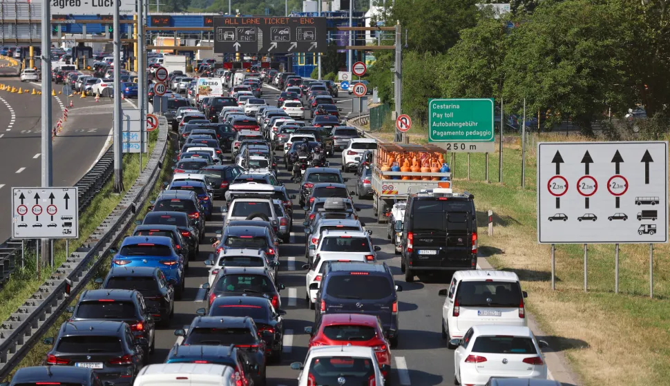 19.06.2025., Zagreb - Naplatna postaja Lucko. Pogled na naplatnu postaju Lucko s nadvoznjaka u Hrvatskom Leskovcu. Pojacan je promet na cestama u smjeru mora, moguci su zastoji i voznja u koloni, osobito na dionicama gdje su u tijeku radovi. Photo: Sanjin Strukic/PIXSELL
