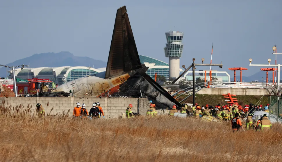 epaselect epa11796608 Firefighters carry out rescue operations at Muan International Airport in Muan, 288 kilometers southwest of Seoul, South Korea, 29 December 2024, after a passenger plane with 181 people aboard crashed. According to Yonhap New Agency, at least 28 people died after the Jeju Air passenger plane crashed during landing. The flight was inbound from Bangkok, Thailand. EPA/YONHAP SOUTH KOREA OUT