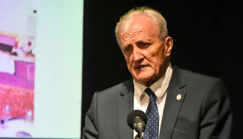 slavonija...vinkovci...17.07.2020.gradsko kazaliste joza ivakic; uz postivanje epidemioloskih mjera odrzana svecana sjednica gradskog vijeca povodom dana grada; uz pozdravne govore gostiju i prigodni kulturno umjetnicki program predsjednik gradskog vijeca mladen karlic i gradonacelnik ivan bosancic urucili priznanja zasluznima "zlatna plaketa - grb grada vinkovaca"; na fotki - zupan bozo galic; foto Gordan Panić