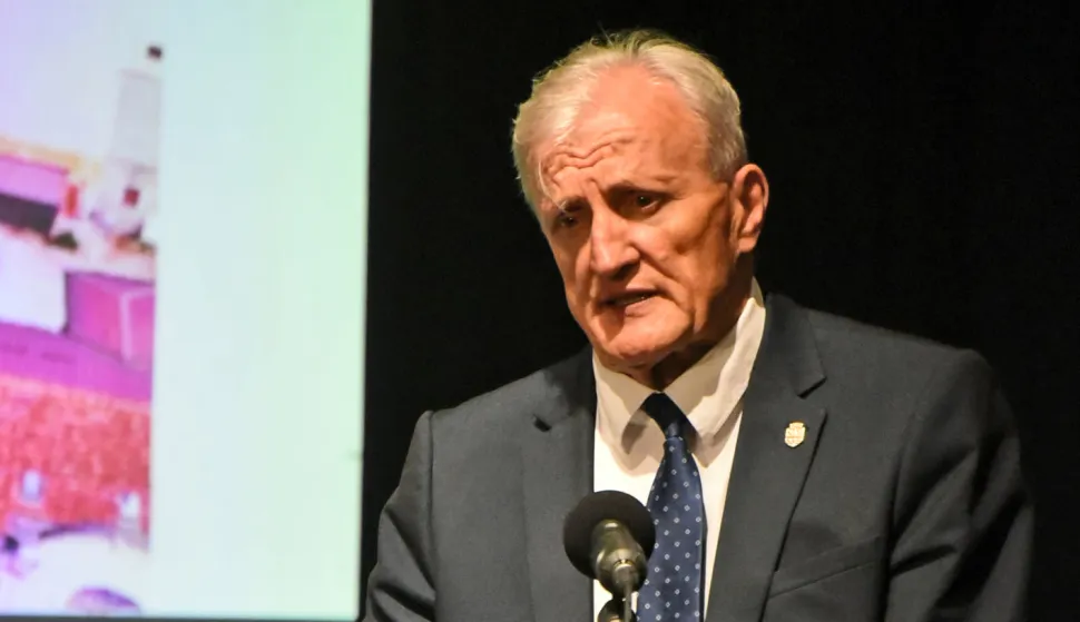 slavonija...vinkovci...17.07.2020.gradsko kazaliste joza ivakic; uz postivanje epidemioloskih mjera odrzana svecana sjednica gradskog vijeca povodom dana grada; uz pozdravne govore gostiju i prigodni kulturno umjetnicki program predsjednik gradskog vijeca mladen karlic i gradonacelnik ivan bosancic urucili priznanja zasluznima "zlatna plaketa - grb grada vinkovaca"; na fotki - zupan bozo galic; foto Gordan Panić