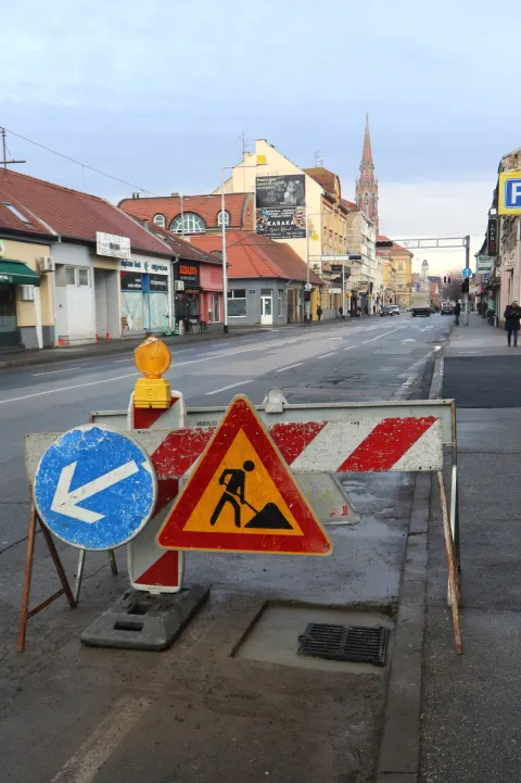 Osijek, 29. 01. 2026, Županijska ulica kod trgovine Lega Lega, propao &scaron;aht uz rub kollnika, sanacija u tijeku, rupa dva. snimio GOJKO MITIĆ