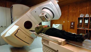 13.03.2009., Split, Hrvatska -Pacijenti oboljeli od raka mogu na zracenje dolaziti i nocu jer odjel onkologije u bolnici Firule radi do ponoci,pacijent u sali za zracenjerPhoto: Vanja Zubcic/Vecernji list