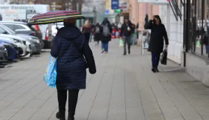 Osijek, 28. 01. 2026, Županijska ulica. &Scaron;etači. Slijedećih dana vrieme bi moglo biti ki&scaron;ovito, dana&scaron;nja prijepodnevna slaba ki&scaron;ica. Vrijekem, prognoza, ki&scaron;ica, slobodnjak, ilustracja.snimio GOJKO MITIĆ