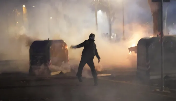 RIM, 1. veljače 2026. (Hina/dpa) - Veliki neredi izbili su u subotu tijekom prosvjeda protiv zatvaranja ljevičarskog kulturnog centra u gradu Torinu na sjeveru Italije. 