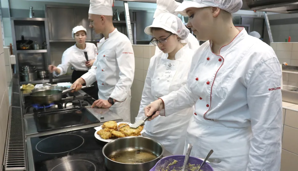 Osijek, 08. 03. 2024, Ugostiteljska skola Osijek. Dan skole, radionica Ukrajinske kuhinje i Kokterl Cup.snimio GOJKO MITIĆ