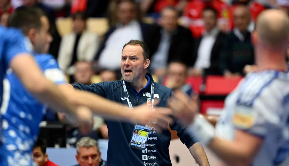 Croatia's coach Dagur Sigurdsson (C) reacts during the men's EHF Euro 2026 third place handball match Iceland vs Croatia in Herning, Denmark, on February 1, 2026. (Photo by Jonathan Nackstrand/AFP)