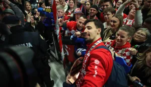 02.02.2026., Zagreb -Docek broncanih rukometasa na zracnoj luci Franjo Tudjman. Oko 300 uglavnom mladih navijaca docekalo je svoje heroje na povratku u Hrvatsku. Igraci su izasli iz aviona oko 4 sata ujutro. Ivan Martinovic Photo: Zeljko Lukunic/PIXSELL