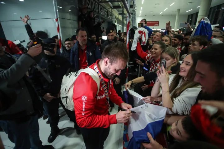 02.02.2026., Zagreb -Docek broncanih rukometasa na zracnoj luci Franjo Tudjman. Oko 300 uglavnom mladih navijaca docekalo je svoje heroje na povratku u Hrvatsku. Igraci su izasli iz aviona oko 4 sata ujutro. Dagur Sigurdsson i Luka Cindric Photo: Zeljko Lukunic/PIXSELL