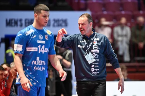 Croatia's coach Dagur Sigurdsson (R) reacts during the men's EHF Euro 2026 main round handball match Croatia v Hungary in Malmoe, Sweden, on January 28, 2026. (Photo by Johan Nilsson/TT/TT NEWS AGENCY/AFP)/Sweden OUT