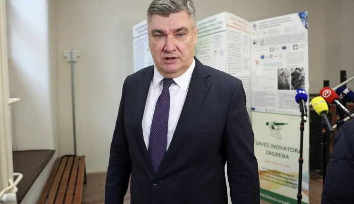 Zagreb, 28.01.2026 - Predsjednik Republike Zoran Milanović posjetio je Fakultet kemijskog inženjerstva i tehnologije Sveučili&scaron;ta u Zagrebu. Sastao se sa članovima Uprave Fakulteta te obi&scaron;ao znanstvene i studentske laboratorije uz predstavljanja istraživanja. Na slici predsjednik Milanović dao je izjavu za medije.foto HINA/ Damir&nbsp;SENČAR/&nbsp;ds