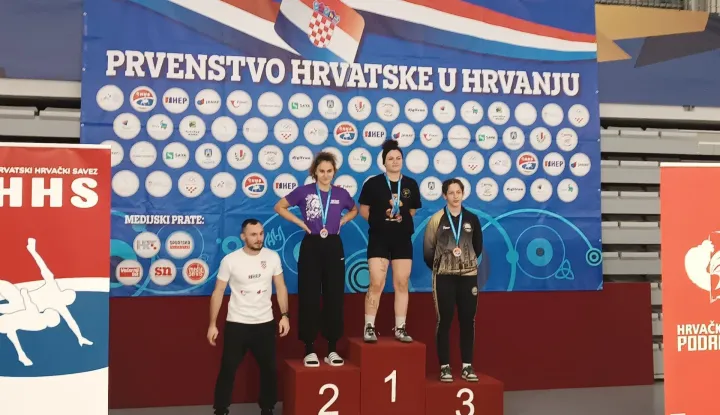 Teuta Bi&scaron;ćan nastupila je u kategoriji do 65 kilograma i to u dva uzrasta, U23 i seniorkama! I osvojila je dvije zlatne medalje. Inače, ovo su prve hrvačke medalje u povijesti za Osijek, ali i za novi - Klub olimpijskog hrvanja Osijek.FOTO: USTUPLJENA FOTOGRAFIJA