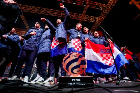 02.02.2026., Zagreb - Svecani docek hrvatske rukometne reprezentacije u na Trgu bana Josipa Jelacica nakon osvojene broncane medalje na Europskom rukometnom prvenstvu. Tin Lucin i Marin Jelinic Photo: Igor Kralj/PIXSELL