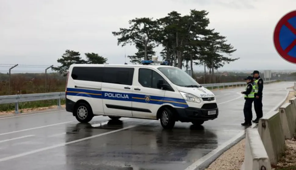 Zemunik, 21.04.2022. - Na županijskoj cesti kod podvožnjaka u Donjem Zemuniku, dogodila se prometna nesreća u kojoj su život izgubile tri ženske osobe u Toyoti slovenskih registracija. Foto HINA/Zvonko KUCELIN