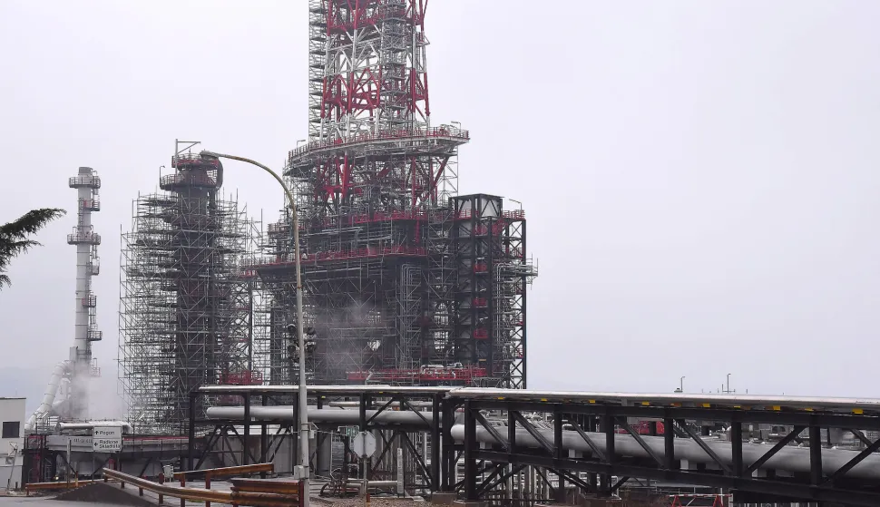 KOSTRENA, 12. 02.2025. RIJEKAINA INDUSTRIJA NAFTE RAFINERIJA RIJEKA URINJ TEMA SANACIJA ZAGADENJA ZAGADENJE MORA, CURENJE UGLJIKOHIDRATA....NAFTA, EKOLOGIJA, NA FOTO: SNIMIO SERGEJ DRECHSLER