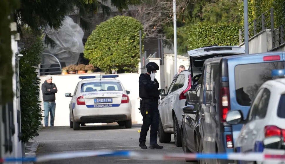 03, February, 2026, Belgrade - A bomb was thrown at the house of Zdravko Colic in Dedinje, the police and the prosecutor are at the scene, and as unofficially confirmed to the media, great material damage was caused. Photo: Antonio Ahel/ATAImages03, februar 2026, Beograd - Na kucu Zdravka Colica na Dedinju bacena je bomba, na licu mesta su policija i tuzilac, a kako je medijma nezvanicno potvrdjeno nacinjena je velika materijalna steta. Photo: Antonio Ahel/ATAImages Photo: Antonio Ahel/PIXSELL