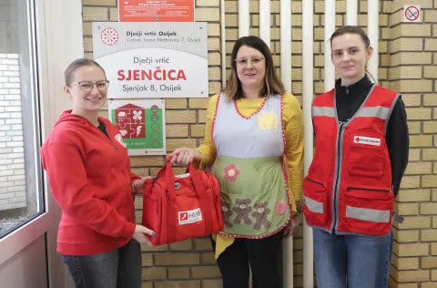 Osijek, 03. 02. 2026., Sjenjak, DV Sjenčica, Crveni križ, GDCK Osijek, Sigurnije &scaron;kole i vrtići, uručenje torbe prve pomoći, Martina Muha; Kristina Nikolić Mesić; Barbara FeketeSNIMIO BRUNO JOBST