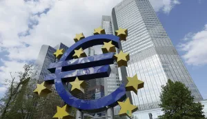 epa12031969 The Euro-Logo by German artist Ottmar Hoerl in front of the former headquarter of the European Central Bank (ECB), in Frankfurt am Main, Germany, 14 April 2025. EPA/RONALD WITTEK