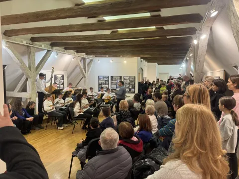 U Spomen-muzeju biskupa Josipa Jurja Strossmayera u Đakovu u petak, 30. siječnja 2026., održana je jo&scaron; jedna uspje&scaron;na&nbsp;Noć muzeja&nbsp;koja je i ove godine privukla brojne posjetitelje svih uzrasta.