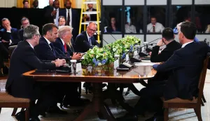 epa12308654 United States President Donald J Trump (C) makes remarks next to British Prime Minister Keir Starmer (L), French President Emmanuel Macron (2L) and German Chancellor Friedrich Merz (4L) during a Multilateral Meeting with European Leaders in the East Room of the White House in Washington, DC, USA, 18 August 2025. European Leaders are at the White House in support of President Zelenskyy following President Trump's meeting with President Vladimir Putin of Russia in Anchorage, Alaska, USA, on August 15, 2025. EPA/AARON SCHWARTZ/POOL