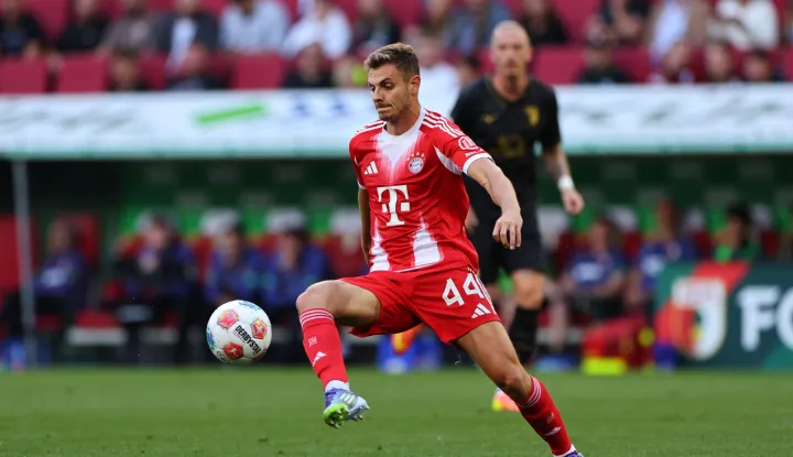 epa12337469 Josip Stanisic of Bayern Munich in action during the German Bundesliga soccer match between FC Augsburg and Bayern Munich in Augsburg, Germany, 30 August 2025. EPA/ANNA SZILAGYI CONDITIONS - ATTENTION: &nbsp;The DFB regulations prohibit any use of photographs as image sequences and/or quasi-video.