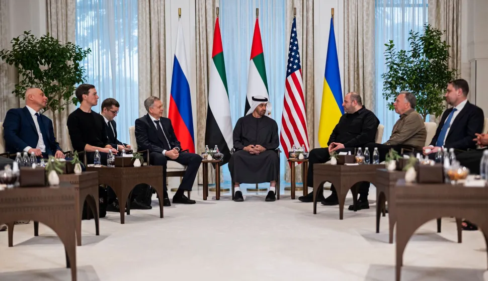 This handout photograph taken and released by the UAE Presidential Court on January 23, 2026 shows UAE President Sheikh Mohamed bin Zayed al-Nahyan (C) speaking with the heads of delegations participating in the UAE-hosted trilateral talks between the US, Russia and Ukraine, at the Al Shati Palace in Abu Dhabi. Three-way talks between Russia, Ukraine and the US opened in Abu Dhabi, the UAE said on January 23, as Moscow said it was not dropping its demand that Kyiv pull out of its eastern Donbas region. (Photo by UAE PRESIDENTIAL COURT/AFP)/RESTRICTED TO EDITORIAL USE - MANDATORY CREDIT "AFP PHOTO/UAE Presidential Court" - HANDOUT - NO MARKETING NO ADVERTISING CAMPAIGNS - DISTRIBUTED AS A SERVICE TO CLIENTS