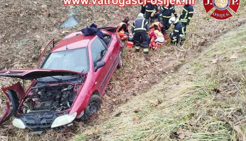 Slijetanje automobila sa ceste na ulazu u Bilje iz smjera Osijeka