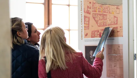 Osijek, 4. 2. 2026. Izložba Strossmayer, građevine i arhitekturaizložba; J. J. Strossmayer; arhitektura; građevine; Rektorat; izlo&scaron;ci; izložak; panel; posjetitelji