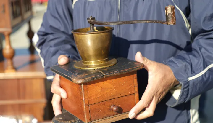 Osijek, 04. 10. 2025., Park kralja Držislava, Sajam antikviteta, listopad 2025, barokni mlinac za kavu; mlin za kavu SNIMIO BRUNO JOBST