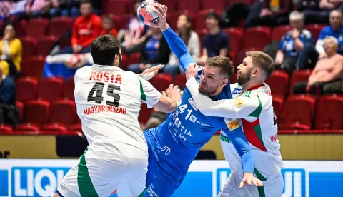 Croatia's centre back #41 Tin Lucin (C) vies during the men's EHF Euro 2026 main round handball match Croatia v Hungary in Malmoe, Sweden, on January 28, 2026. (Photo by Johan NILSSON/TT NEWS AGENCY/AFP)/Sweden OUT