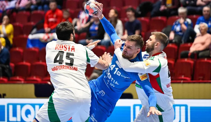 Croatia's centre back #41 Tin Lucin (C) vies during the men's EHF Euro 2026 main round handball match Croatia v Hungary in Malmoe, Sweden, on January 28, 2026. (Photo by Johan NILSSON/TT NEWS AGENCY/AFP)/Sweden OUT