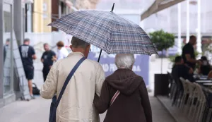 22.08.2025., Zagreb - Prema podacima Hrvatskog zavoda za mirovinsko osiguranje, u prvih sest mjeseci ove godine u mirovinu je otislo 23.317 gradjana, a njihova prosjecna mirovina iznosi 528 eura.Prosjecni radni staz muskaraca iznosi 34 i pol godine, dok su zene ostvarile godinu i tri mjeseca manje. Photo: Patrik Macek/PIXSELL