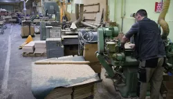 28.03.2024., Sirac - Ustanova za profesionalnu rehabilitaciju i zaposljavanje osoba s invaliditetom Suvenir Arbor, kao takva jedinstvena u Hrvatskoj, slavi 50. obljetnicu osnutka i kontinuiranog rada. Uz mnoge turbulencije tvrtka danas uspjesno posluje, a proizvodnja predmeta od drveta usmjerena na izvoz diljem Europe. Od 68 zaposlenih njih dvije trecine su osobe s invaliditeom. Ravnatelj ustanove Zoran Polenus. Photo: Damir Spehar/PIXSELL