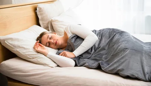 žena spava spavanje san