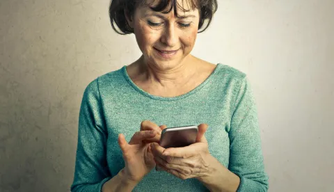 starija žena smartphone