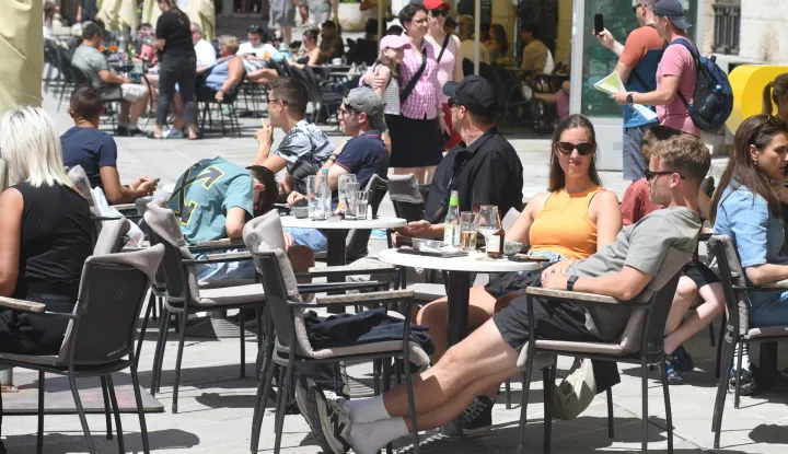 GUZVA U GRADU, TURISTI, TERASA, PULA, 08.07.2025. SNIMIO MILIVOJ MIJOSEK