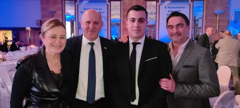 VINKOVCIU zagrebačkom hotelu Westin održana je humanitarna gala večer "Građevinari za Dječji dom 'Sv. Ana' u Vinkovcima". Građevinari iz cijele Hrvatske ukupno su prikupili vi&scaron;e od 250.000 eura, a održana je i aukcija dresa Luke Modrića, koji je prodan za čak 36.000 eura! siječanj 2026.