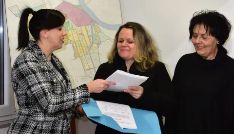 BELI&Scaron;ĆANIGrađani Beli&scaron;ća u četvrtak su Gradskom vijeću predali potpise kojima traže da se zabranom ili drugim mjerama spriječi odlaganje obrađenog otpadnog mulja na odlagali&scaron;tu Staro Valpovosiječanj 2026.