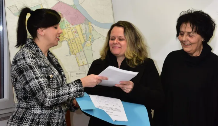 BELI&Scaron;ĆANIGrađani Beli&scaron;ća u četvrtak su Gradskom vijeću predali potpise kojima traže da se zabranom ili drugim mjerama spriječi odlaganje obrađenog otpadnog mulja na odlagali&scaron;tu Staro Valpovosiječanj 2026.