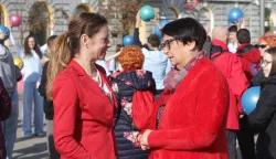 Osijek, 06. 02. 2026., Trg A. Starčevića, Dan crvenih haljina, Sarafina Zelić Kos; Dijana Salaj SNIMIO BRUNO JOBST