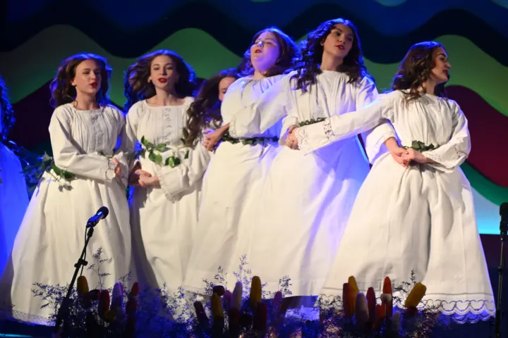 Županja, 6.2.2026. - Glazbeno-scenskom priredbom "&Scaron;penzle moje, graničarsko ruvo" te izborom najljep&scaron;e djevojke u narodnoj no&scaron;nji &Scaron;okački cvit, u Županji je u petak nave?er otvoreno 59. &Scaron;okačko sijelo, najznačajnija manifestacija tradicijske kulture Županjske Posavine. foto HINA/ Gordan Pani?/ ua