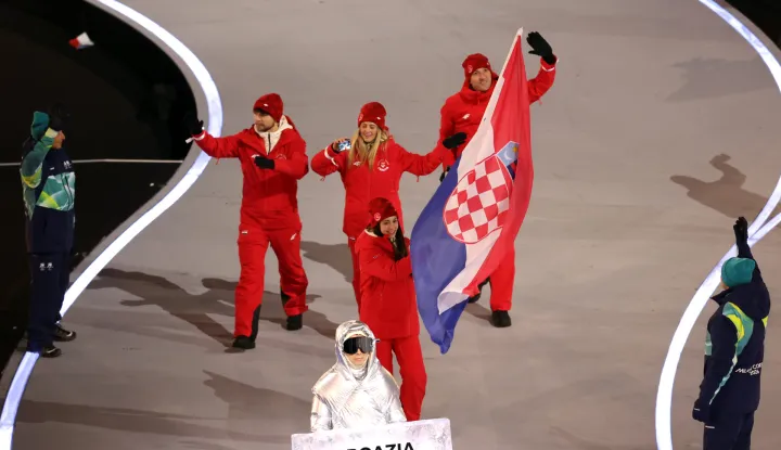 Milano, 6.2.2026.- Sve?ano otvaranje XXV Zimskih olimpijskih igara na stadionu San Siro u Milanu. Na slici Ivan Martini?, Katarina Buri?, Benny Bruggemans i Valentina A??i? sa hrvatskom zastavom. foto HINA/ Damir SEN?AR/ ua
