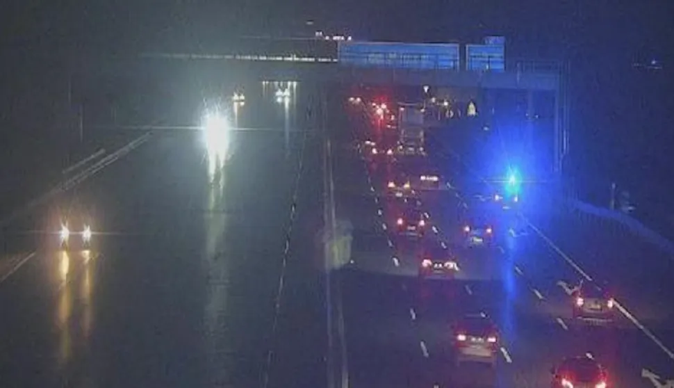 Velika policijska akcija odvijala se jučer navečer na Južnoj autocesti (A2) kod Traiskirchena u Austriji, nakon &scaron;to su vozači prijavili da se na autocesti nalazi skupina od četrdesetak maskiranih osoba. 