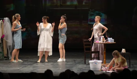 Osijek, 6. 2. 2026., Premijera predstave Dok zvijezde ne padnuIvana Soldo Čabraja; Antonija Pintarić; Antonija Mrkonjić; Klara Debeljak; premijera; predstava; HNK; Dok zvijezde ne padnu; glumci; posjetitelji; kazali&scaron;te; kultura