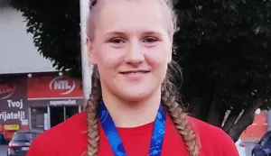 SLATINA, Hrvačica Veronika Vilk sa cvijećem i svjetskom broncom, 31.07.2022., snimio Petar Žarković