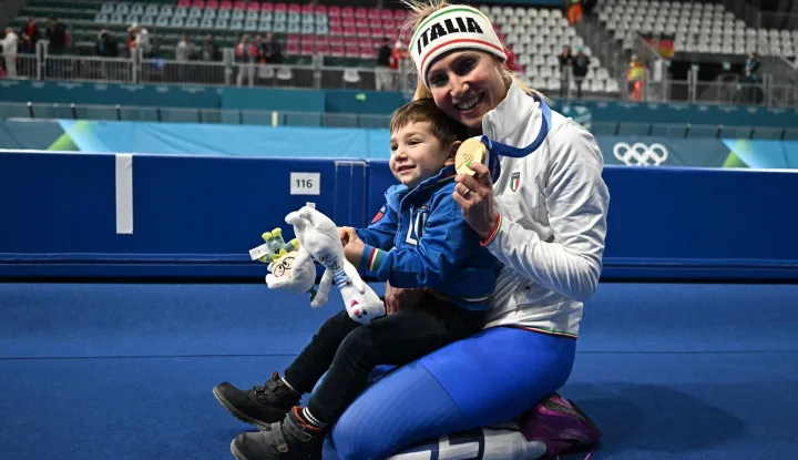 TOPSHOT - Gold medallist Italy's Francesca Lollobrigida poses with her son Tommaso after competing in the speed skating women's 3000m during the Milano Cortina 2026 Winter Olympic Games at Milano Speed Skating Stadium in Milan on February 7, 2026. (Photo by Gabriel BOUYS/AFP)