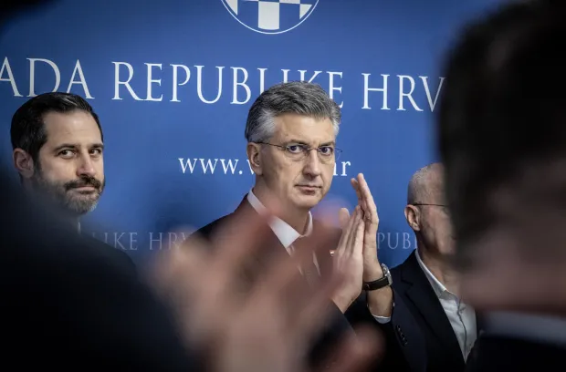 Zagreb, 9.2.2026 - Predsjednik Vlade Andrej Plenković primio je hrvatsku futsalsku reprezentaciju i izaslanstvo HNS-a povodom osvajanja brončane medalje na UEFA Europskom futsalskom prvenstvu 2026., koje se održavalo u Latviji, Litvi i Sloveniji. Na slici Tonči Glavina i Andrej Plenković.Foto Hina/ Dario GRZELJ/ dag