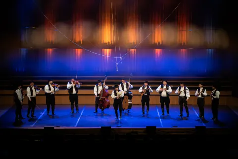 Na Dan zaljubljenih, 14. veljače u 19 sati, pozornica Hrvatskog narodnog kazali&scaron;ta u Osijeku pretvara se u rasko&scaron;nu glazbenu rijeku stoljeća hrvatske ba&scaron;tine.